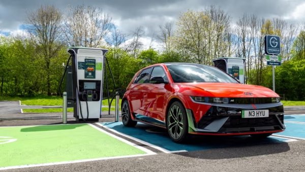 Заявен пробег: до 450 км
Батерия- 84kWh

Hyundai Ioniq 5 N е страхотен автомобил с добри сцепления на пътя, рязко управление и отличен контрол, позволяващи бързи промени на посоката. Има всички спортни глезотии, които бихте искали - усъвършенстван бодикит, купища циферблати и джаджи, седалки тип "кофа".

И страхотен шум! Серизоно.  Hyundai добави звуков генератор, който имитира рева, които бихте очаквали от горещ хечбек - с нарастващи обороти и пукания от ауспуха. Ако звучи като фалшиво забавление, не се страхувайте &ndash; наистина е пристрастяващо. Вярно, ще трябва да се бръкнете по-дълбоко.
